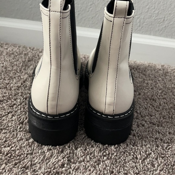 Marc Fisher Chelsea Boot in White Leather 8 1/2 color white and black - Picture 5 of 10